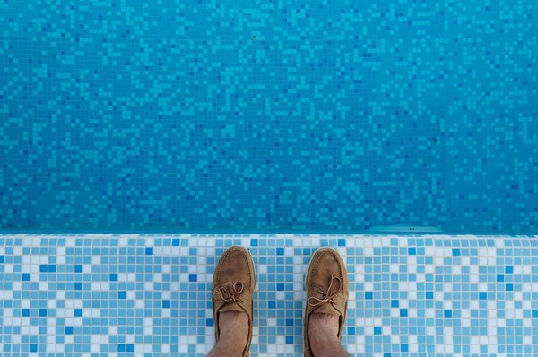 Comment concevoir une piscine avec des zones de profondeur variables pour divers usages?