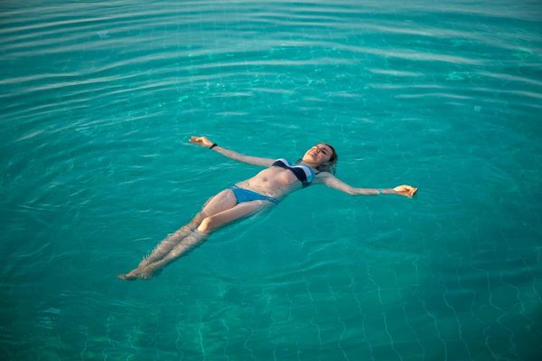 Comment intégrer un bain de soleil immergé dans une piscine de faible profondeur?